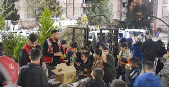 Kayseri'de Teravihe Gidene Ücretsiz Tatlı İkramı