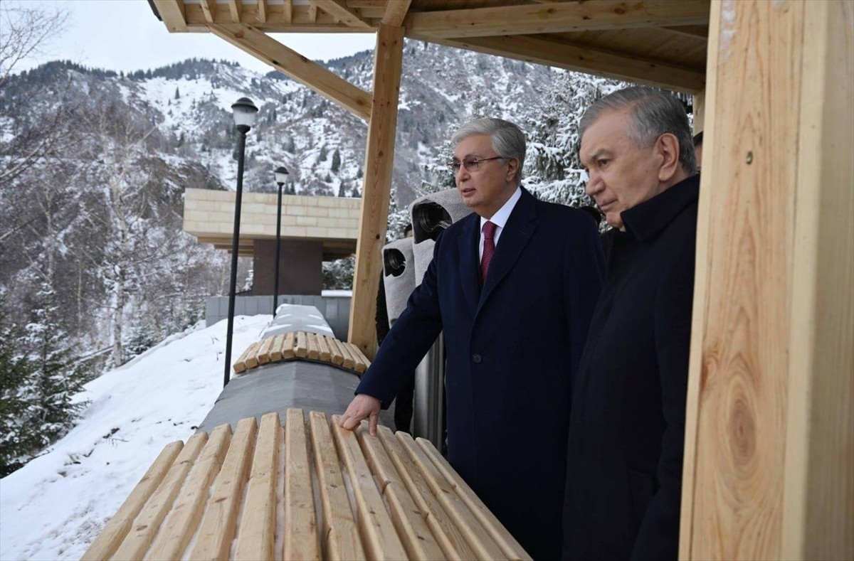 Kazakistan Cumhurbaşkanı Kasım Cömert Tokayev ile Özbekistan Cumhurbaşkanı Şevket Mirziyoyev...