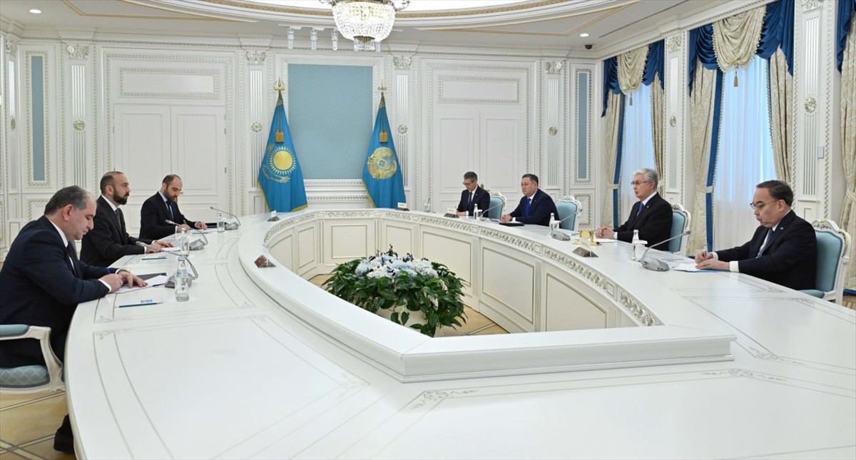 Kazakistan Cumhurbaşkanı Kasım Cömert Tokayev (sağda), ilk kez Kazakistan’ın başkenti Astana'da...