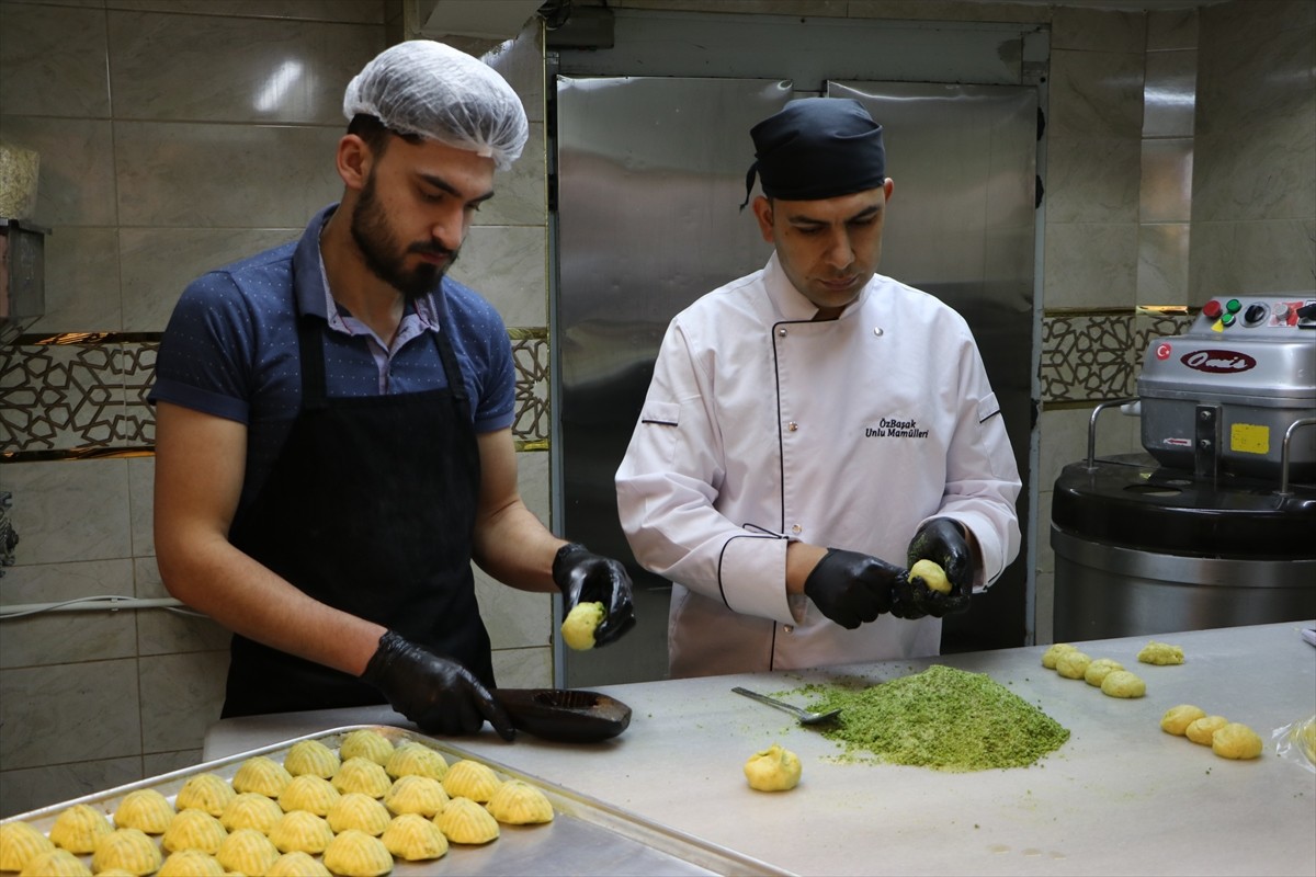 Kilis'te Ramazan Bayramı'nın olmazsa olmazı gerebiç tatlısının yapımına başlandı. Bayramda...