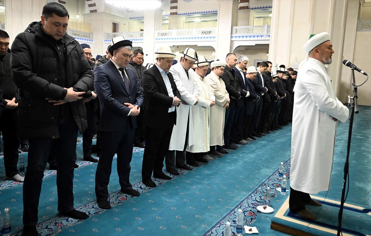 Kırgızistan Cumhurbaşkanı Sadır Caparov, Bişkek'teki Merkez İmam Serahsi Camisi cemaatiyle iftarda...