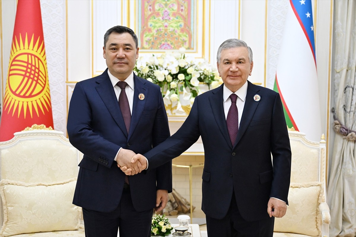 Kırgızistan Cumhurbaşkanı Sadır Caparov (solda), Özbekistan Cumhurbaşkanı Şevket Mirziyoyev...