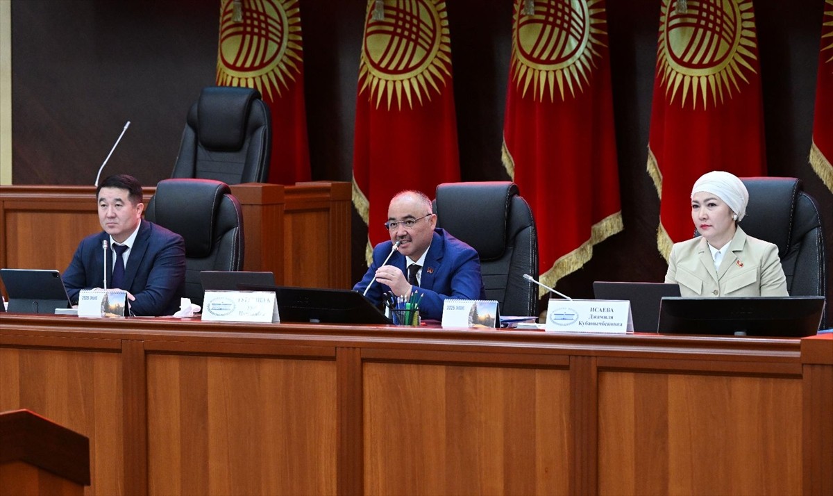 Kırgızistan meclisi, Kırgızistan Cumhurbaşkanı Sadır Caparov ile Tacikistan Cumhurbaşkanı İmamali...