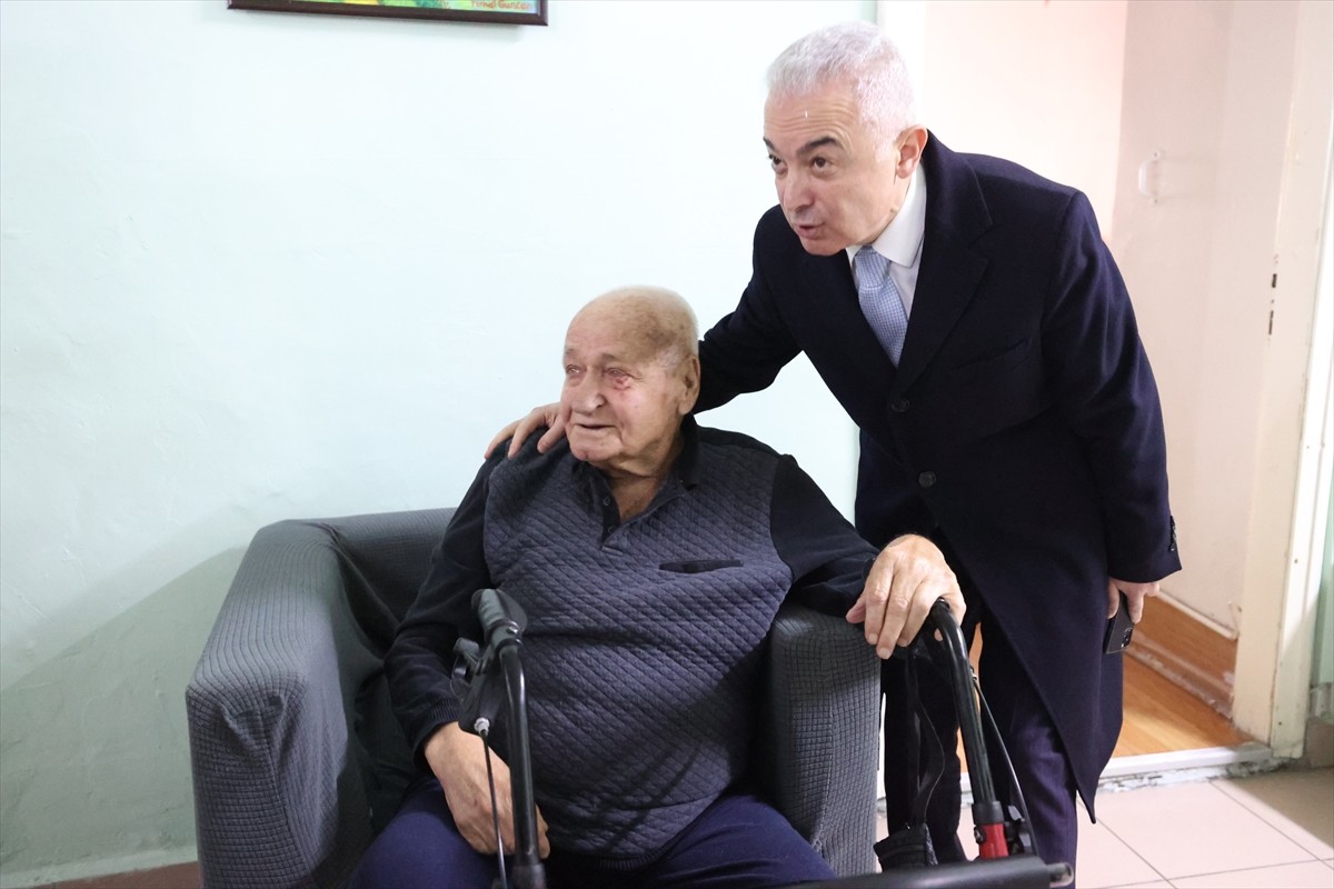 Kırklareli'nde, Ramazan Bayramı dolayısıyla "Nesiller Buluşuyor" programı düzenlendi. Vali Uğur...