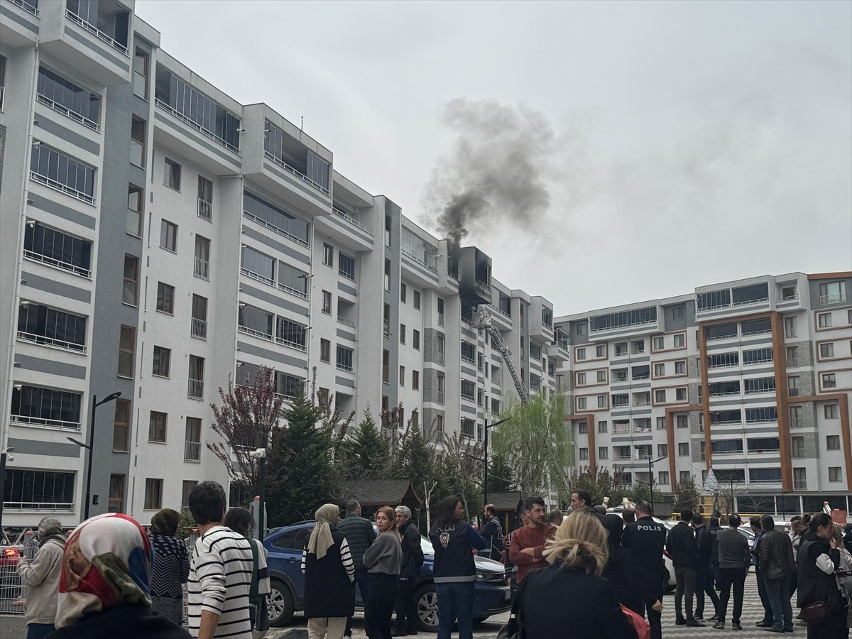 Kocaeli'nin Derince ilçesinde 7 katlı binada çıkan yangında mahsur kalan 2'si çocuk 8 kişi itfaiye...