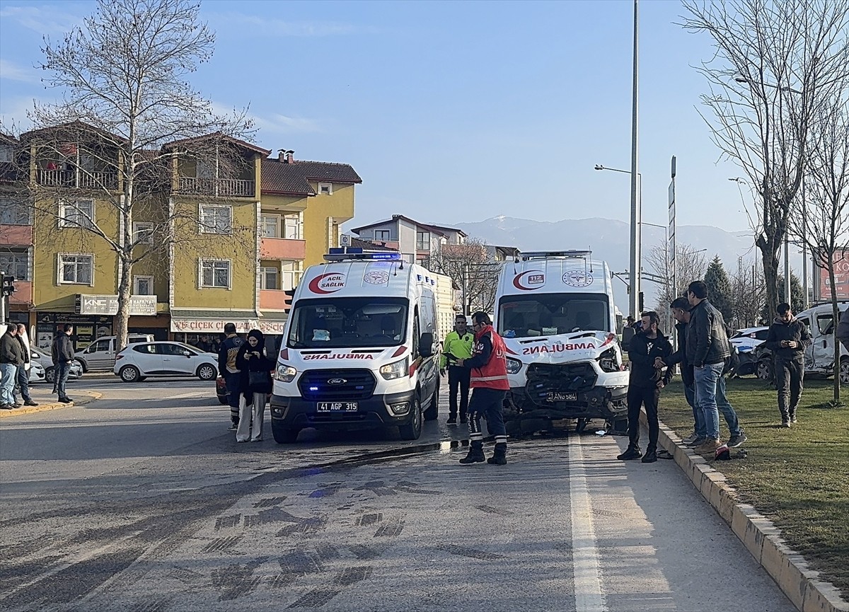 Kocaeli'nin Kartepe ilçesinde hamile kadını hastaneye götüren ambulans ile hafif ticari aracın...