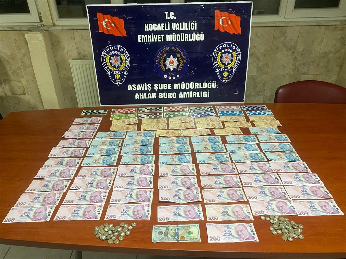 Kocaeli'nin Kartepe ilçesinde kumar oynayan 9 kişiye 83 bin 223 lira ceza uygulandı. Polis...