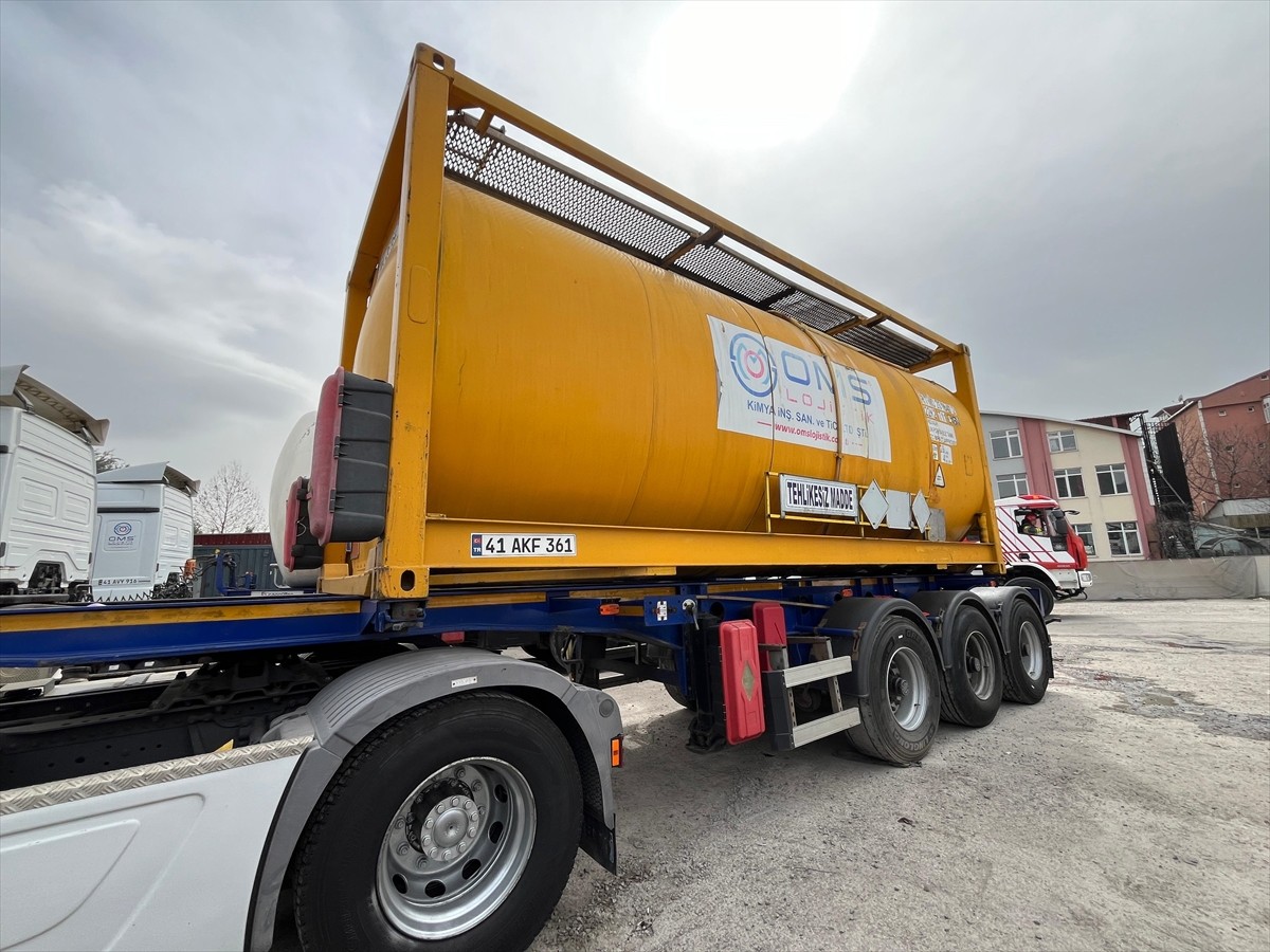Kocaeli'nin Körfez ilçesinde boş tankerin üzerinde temizlik yaparken içerisine düşüp fenalaşan...