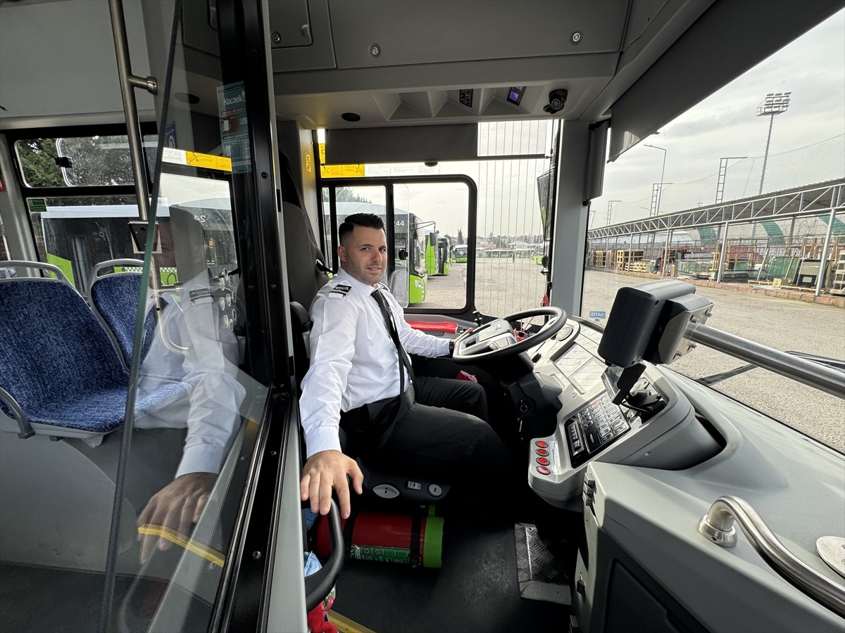 Kocaelispor formasını bir dönem giyen kaleci Samet Han, baba mesleği otobüs şoförlüğünde günlük...