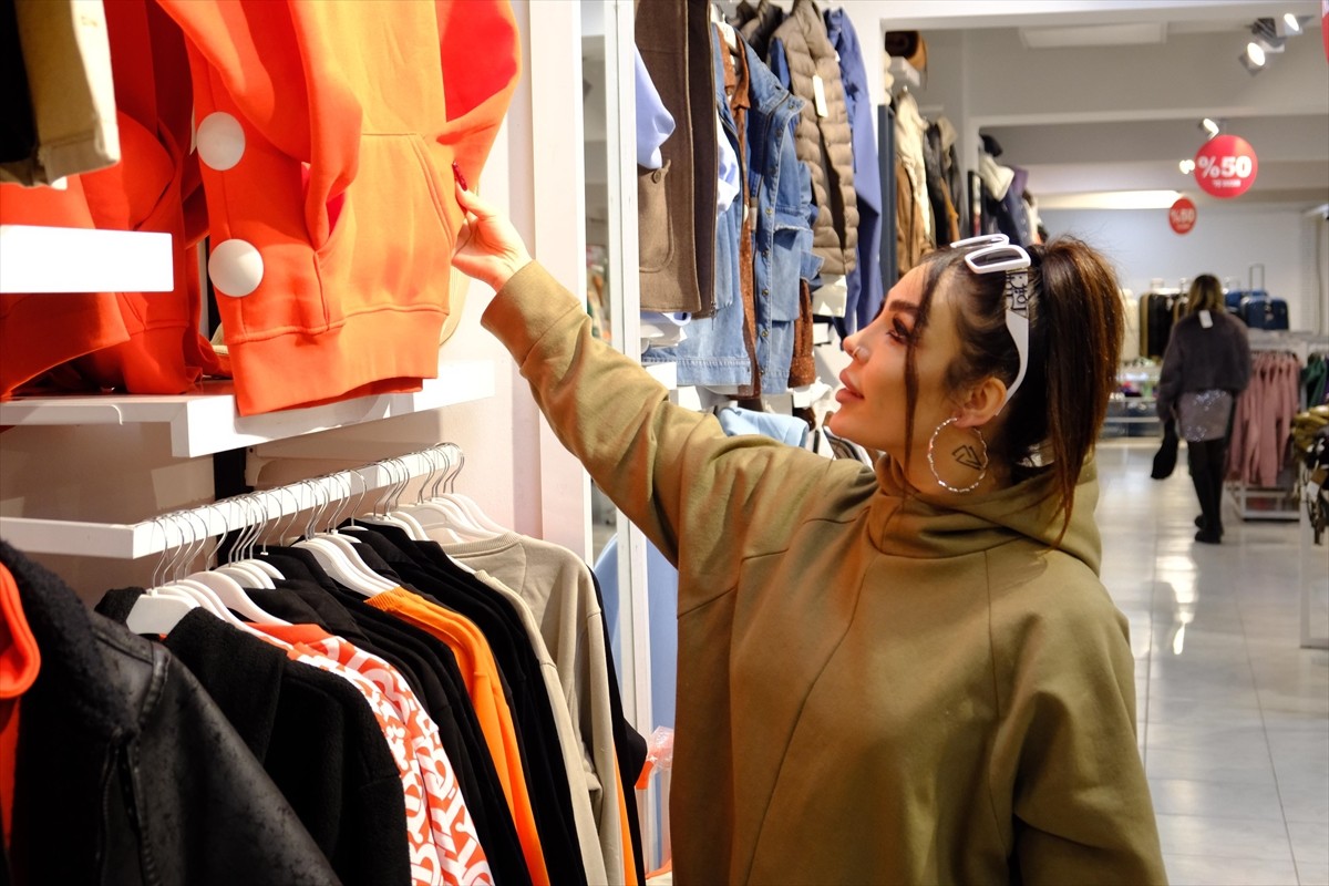 Komşu ülkeyle en uzun sınır hattının bulunduğu Van, Ramazan Bayramı tatili için İran'dan gelen...