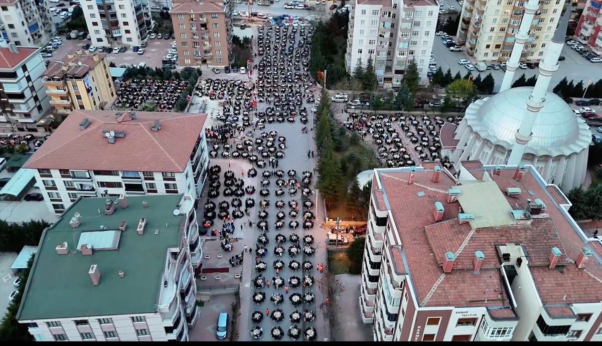 Konya'da iş insanı 6 kardeş, toplu iftar geleneğini yaşatmak amacıyla 16 yıldır Kadir Gecesi'ne...