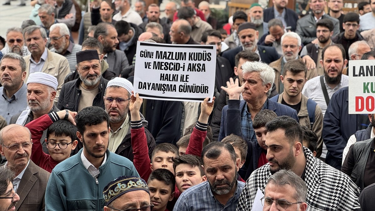 Konya'da İsrail'in Filistin'e yönelik saldırıları protesto edildi. Mevlana Meydanı'nda cuma...