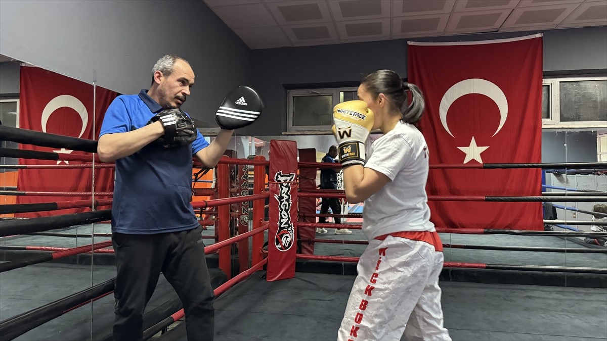 Konya'da milli formayı giyebilme hayalini gerçekleştiremeyen eski kick boksçu babasını...