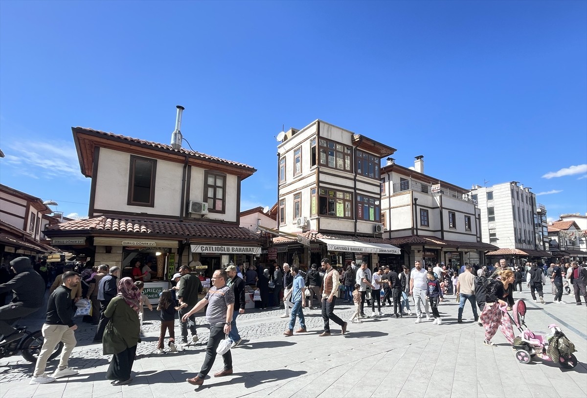 Konya'da, Ramazan Bayramı arifesinde tarihi Bedesten Çarşısı ile Türbeönü Çarşısı'da başta şeker...