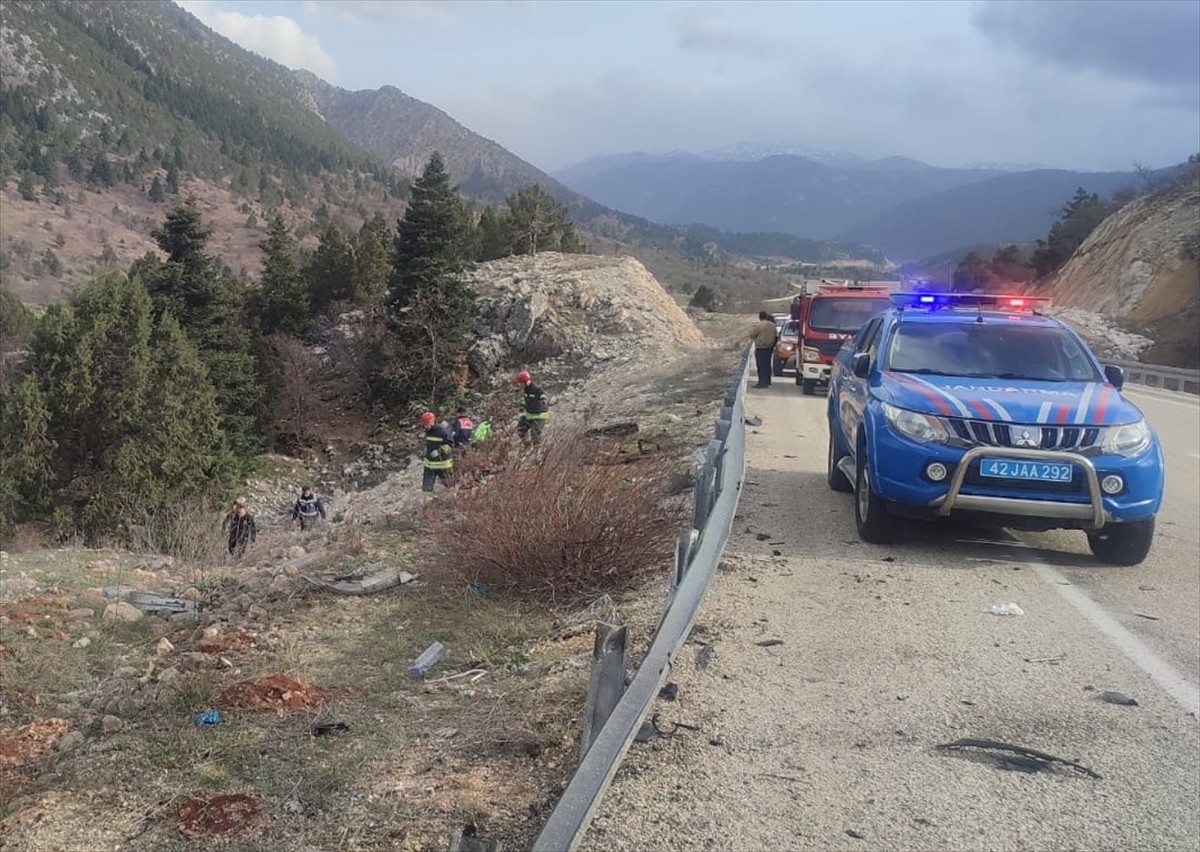 Konya'nın Derebucak ilçesinde, otomobilin uçuruma devrilmesi sonucu 2 kişi hayatını kaybetti, 3...