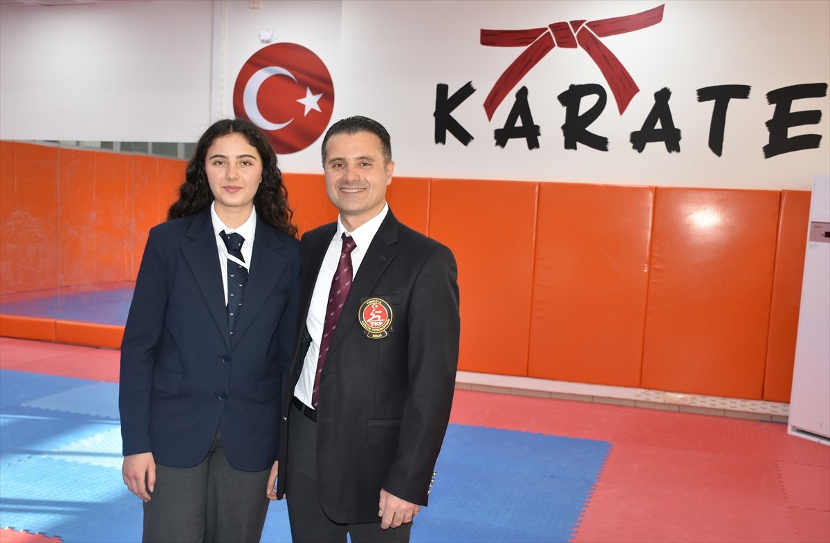 Konya’da siyah kuşak sahibi ortopedi uzmanı Mustafa Baltacıoğlu ile tıp fakültesinde okuyan kızı...