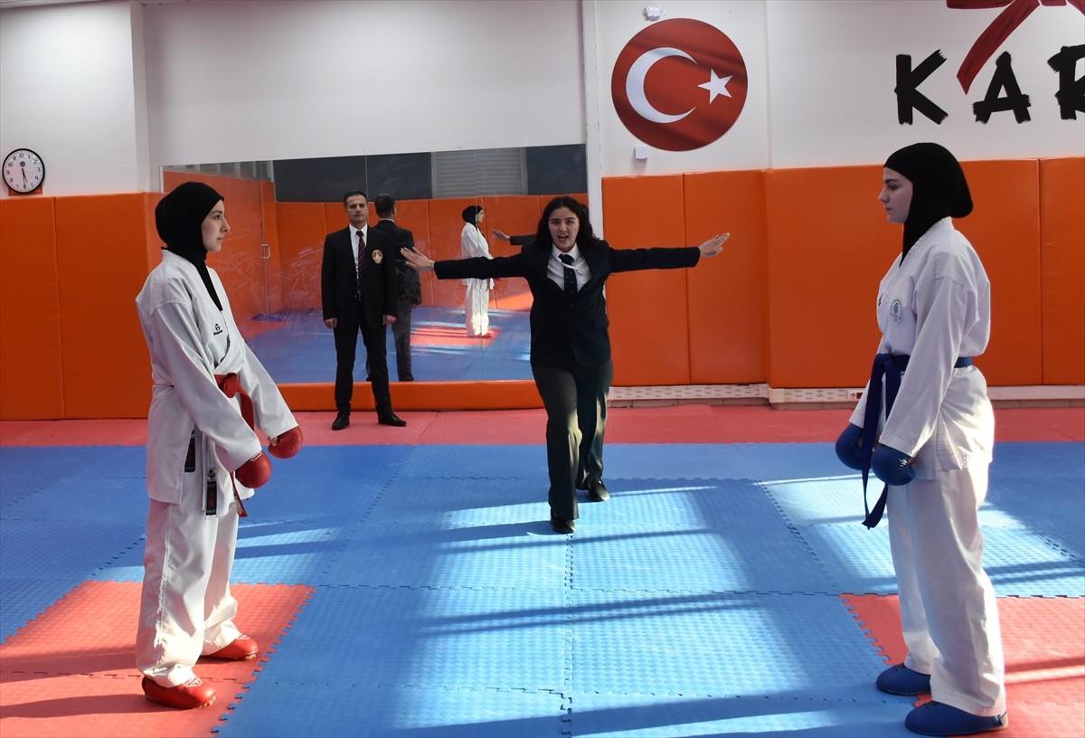 Konya’da siyah kuşak sahibi ortopedi uzmanı Mustafa Baltacıoğlu ile tıp fakültesinde okuyan kızı...