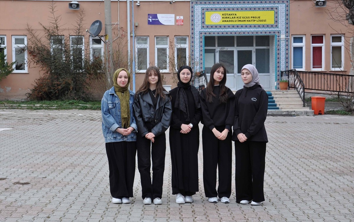 Kütahya'da, Kırklar Kız Anadolu İmam Hatip Lisesi öğrencileri Çanakkale Deniz Zaferi'nin 110. yılı...