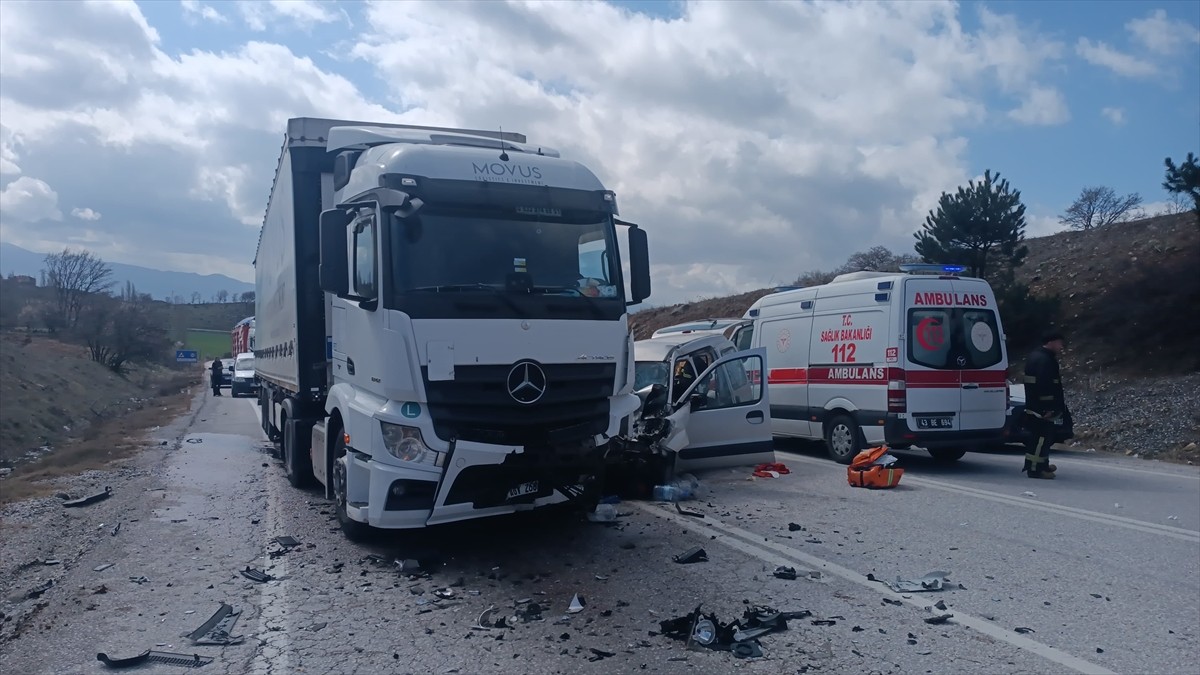 Kütahya'nın Gediz ilçesinde tır ile hafif ticari aracın çarpışması sonucu 1 kişi öldü, 3 kişi...