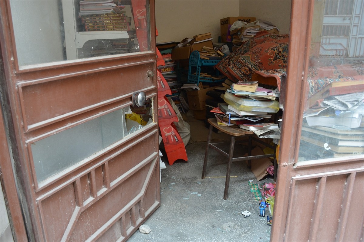 Kütahya'nın Tavşanlı ilçesinde okumak isteyenlere ücretsiz kitap desteği sağlanan kitabevinden 3...