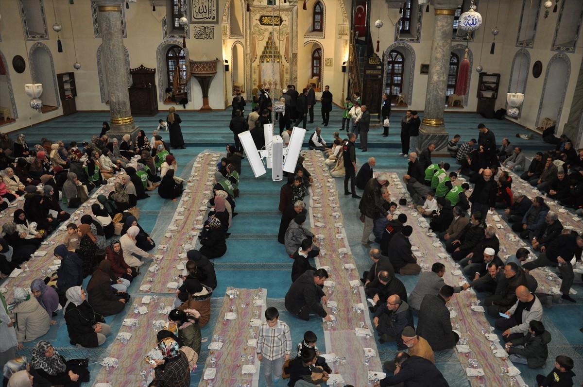 Kütahya İHH İnsani Yardım Derneği öncülüğünde geleneksel hale getirilen "Ümmet İftarı"...