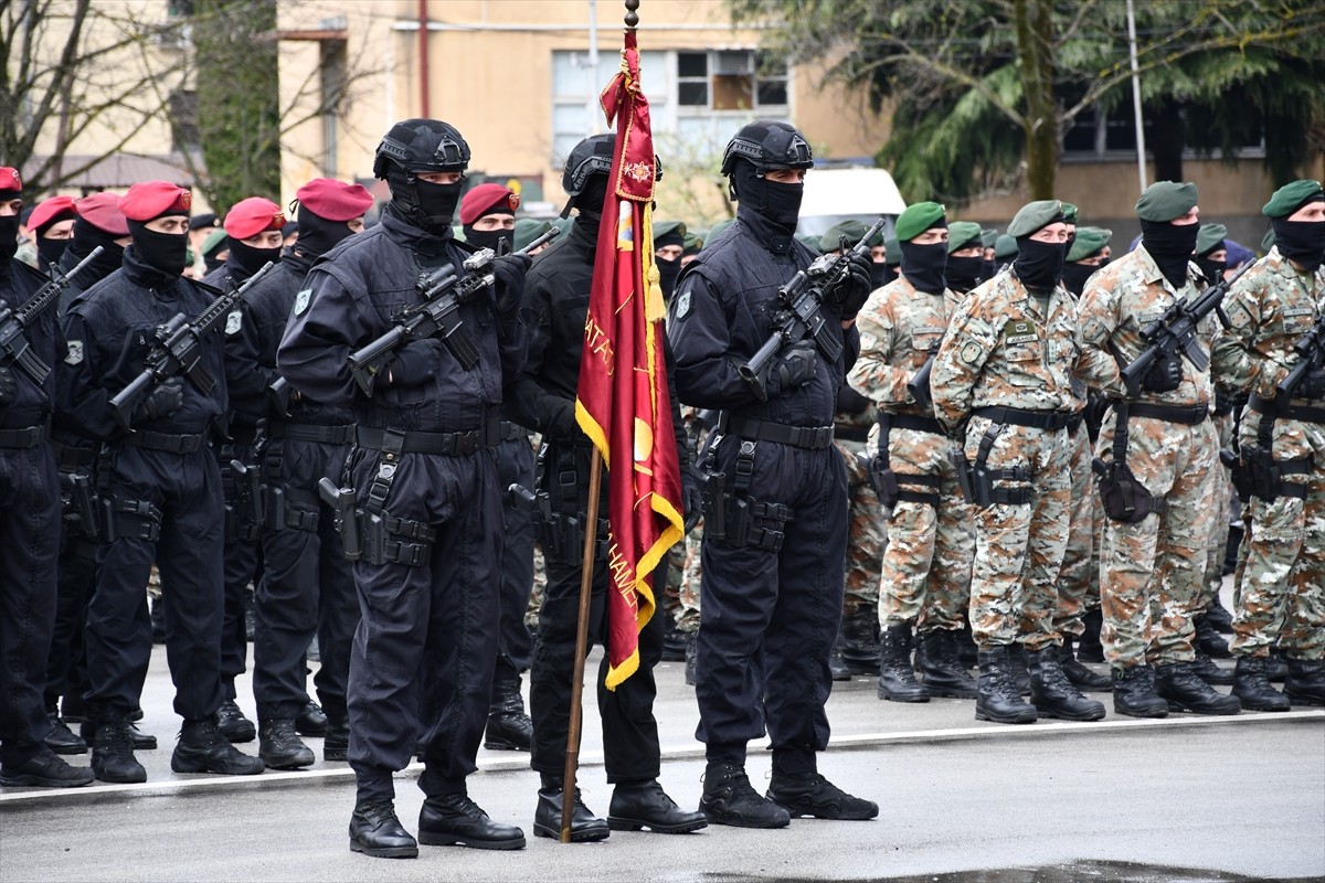 Kuzey Makedonya'nın NATO üyeliğinin 5. yılı dolayısıyla başkent Üsküp'te tören düzenlendi. Tören...