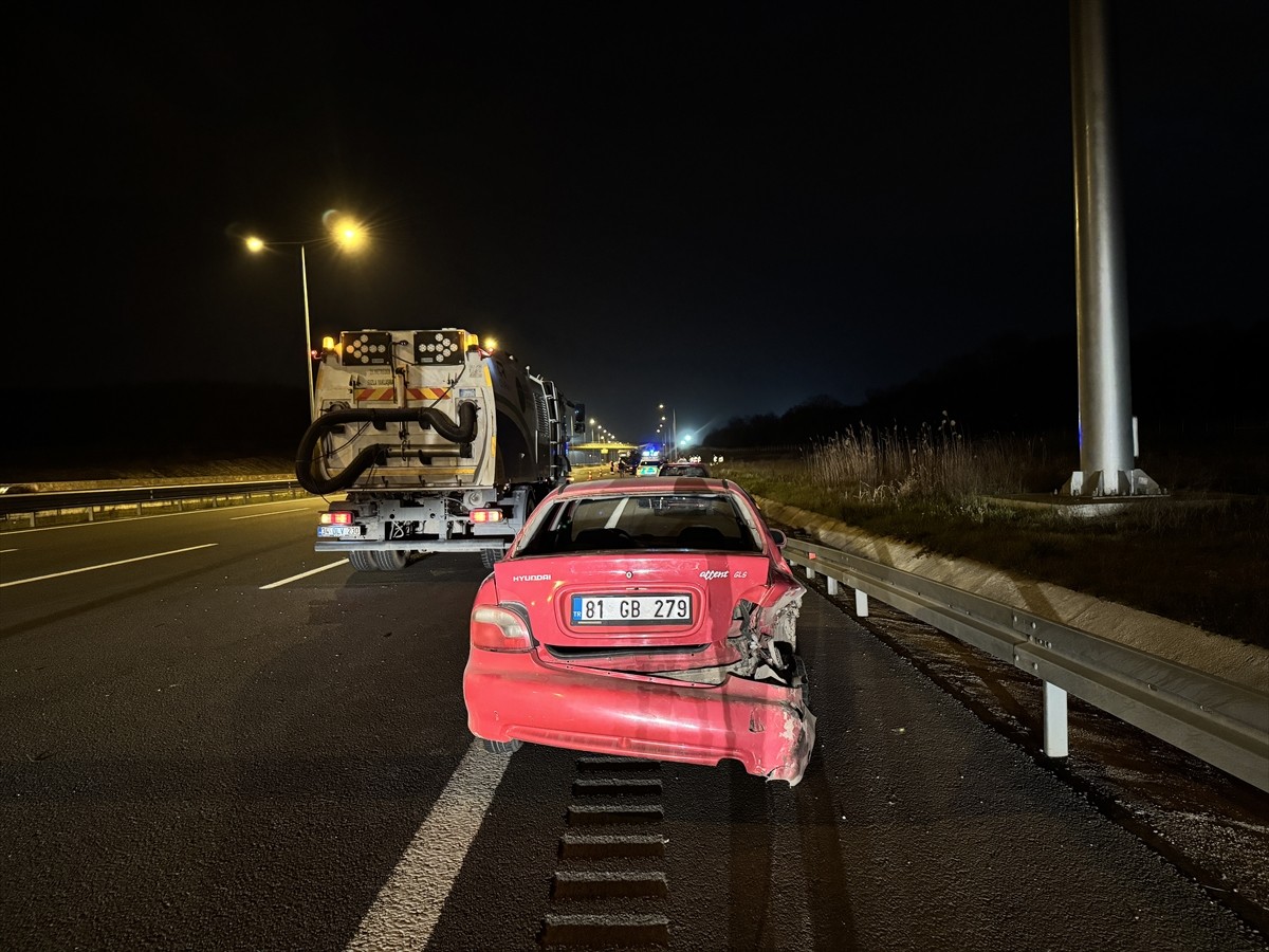 Kuzey Marmara Otoyolu'nun Sakarya kesiminde iki otomobilin çarpıştığı kazada 2'si çocuk 5 kişi...