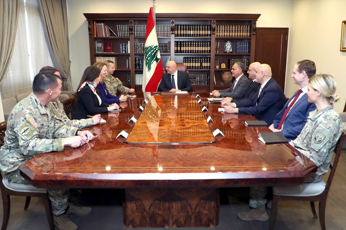 Lübnan Cumhurbaşkanı Joseph Avn (ortada), başkent Beyrut'taki Baabda Sarayı'nda Ateşkesi Denetleme...