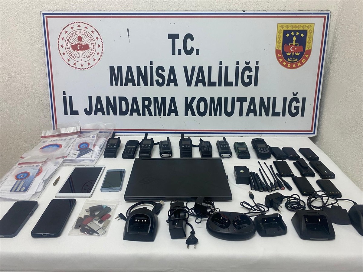 Manisa'da kendisini Milli İstihbarat Teşkilatı (MİT) mensubu olarak tanıtarak dolandırıcılık...