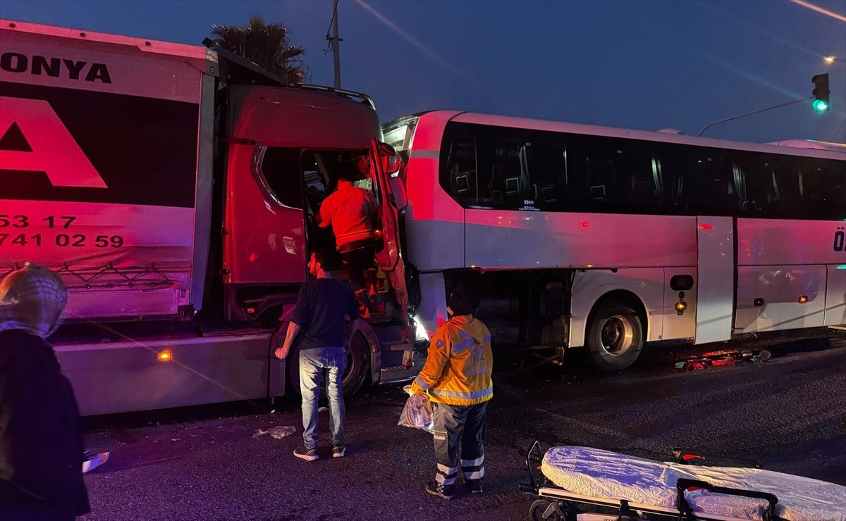 Manisa'nın Turgutlu ilçesinde 4 aracın karıştığı trafik kazasında 1 kişi hayatını kaybetti, 7 kişi...