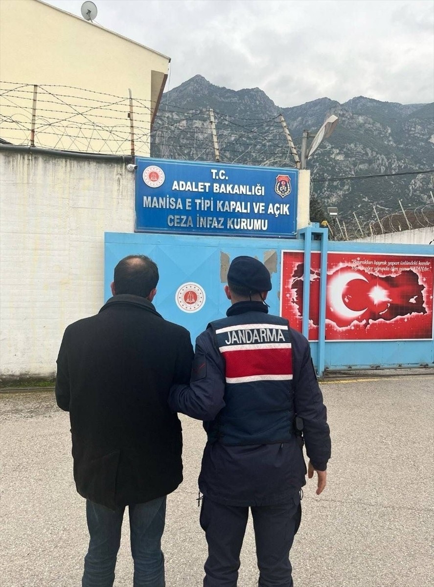 Manisa'nın Yunusemre ilçesinde, 21 ayrı suçtan aranan, hakkında 12 yıl 2 ay kesinleşmiş hapis...