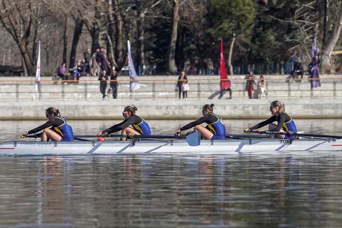 Meriç Nehri'nde düzenlenen Türkiye Kürek Şampiyonası, bugün yapılan yarışlarla...