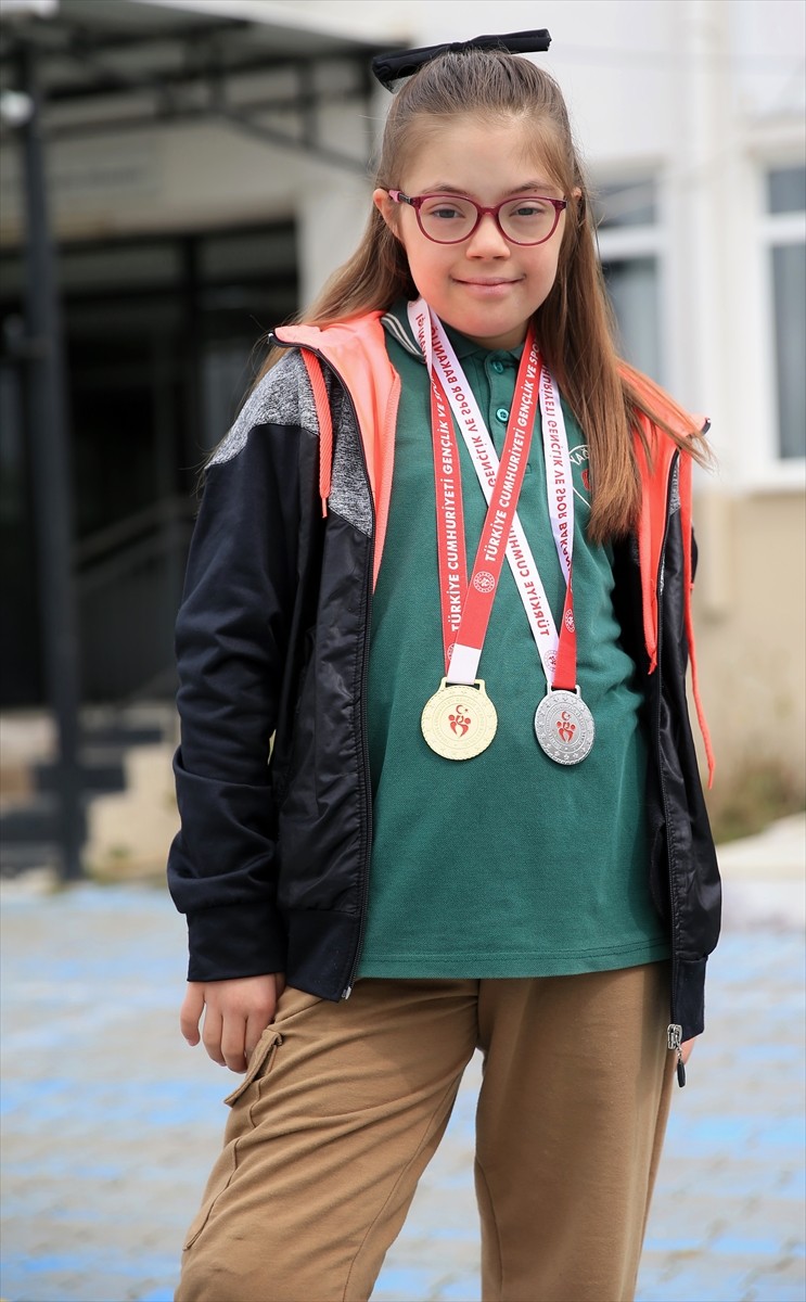 Mersin'de düzenlenen Özel Sporcular Türkiye Yüzme Şampiyonası'nda yıldızlar kategorisinde 50 metre...