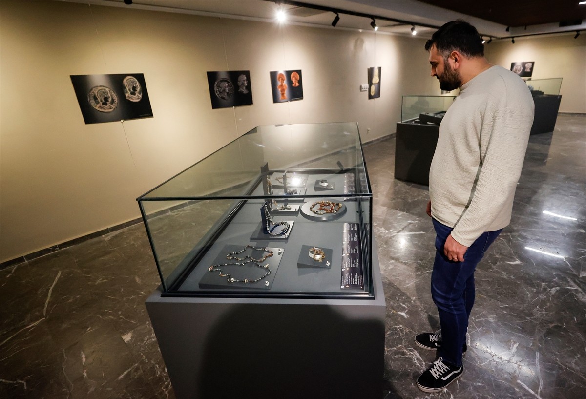 Mersin'de tarihleri milattan önce 2000'li yıllardan Cumhuriyet Dönemi'ne uzanan takı ve...