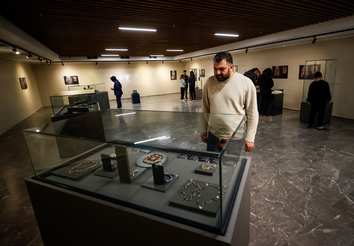 Mersin'de tarihleri milattan önce 2000'li yıllardan Cumhuriyet Dönemi'ne uzanan takı ve...