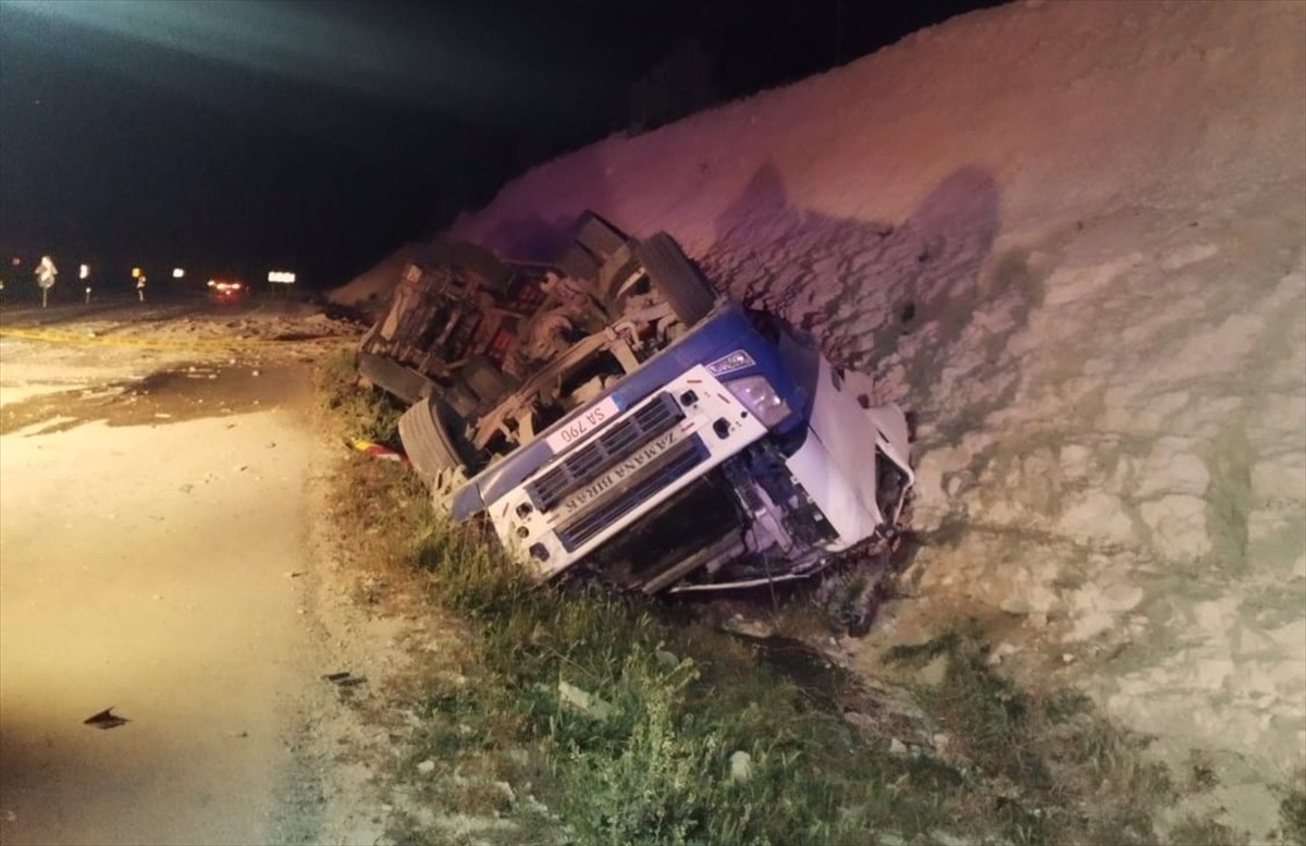 Mersin'in Mut ilçesinde devrilen tırın sürücüsü yaşamını yitirdi.