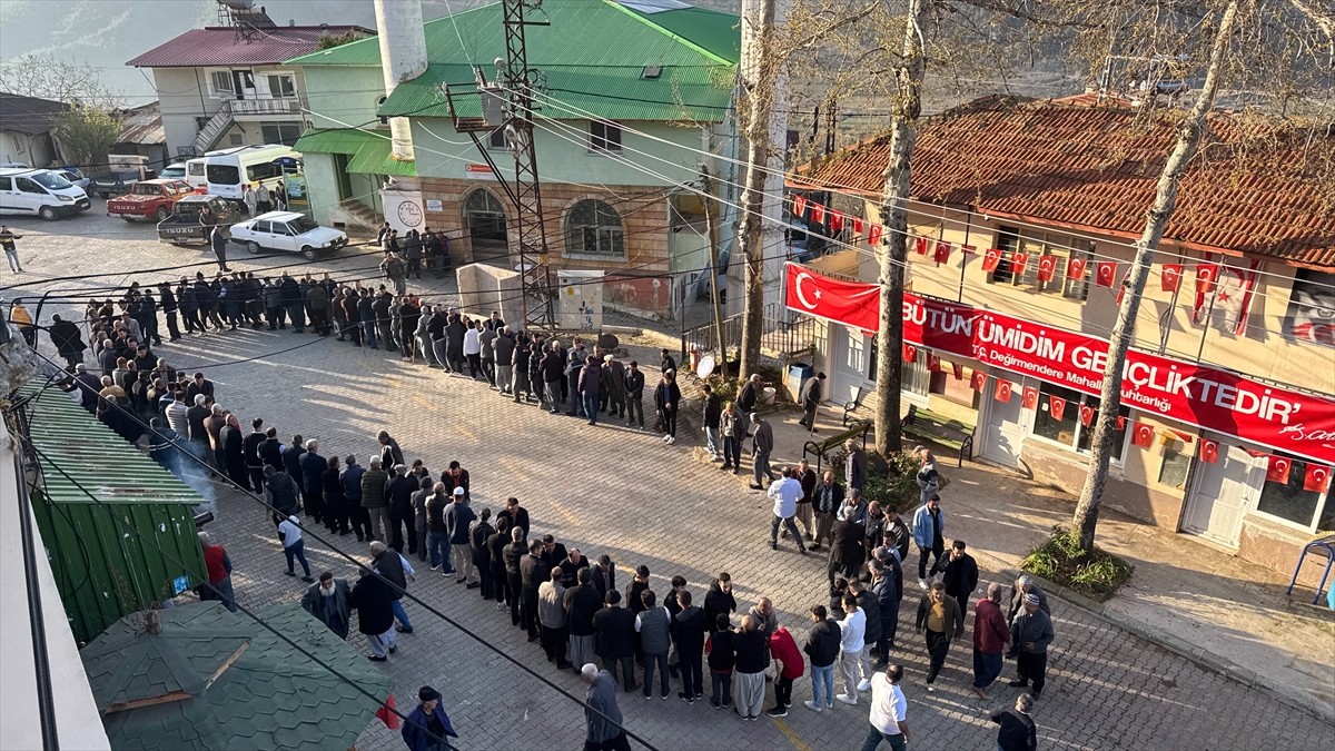 Mersin'in Toroslar ilçesindeki Değirmendere Mahallesi'nde, bayram namazını kılmak için mahalle...