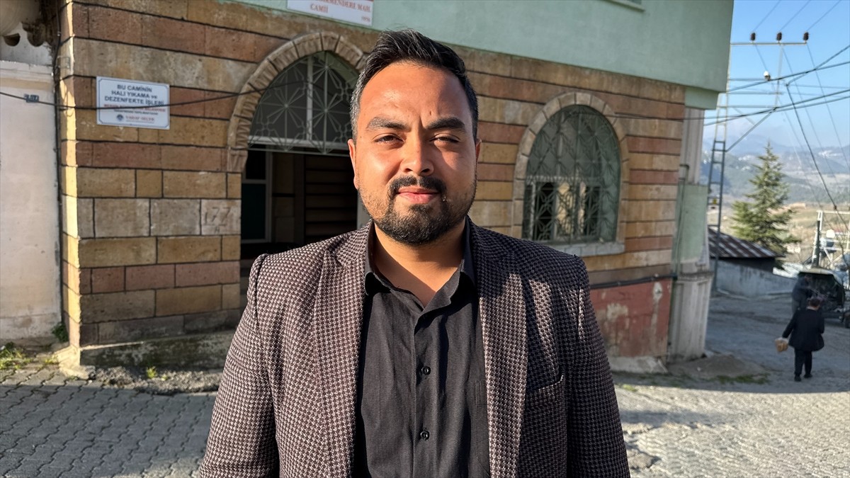 Mersin'in Toroslar ilçesindeki Değirmendere Mahallesi'nde, bayram namazını kılmak için mahalle...