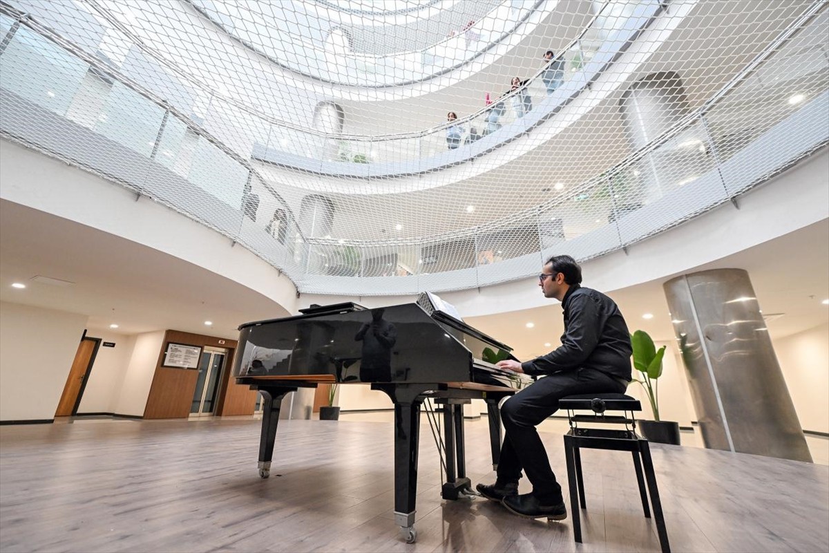 Mersin Büyükşehir Belediyesinin kent orkestrasında görevli otizmli genç piyanist Cem Görkem...