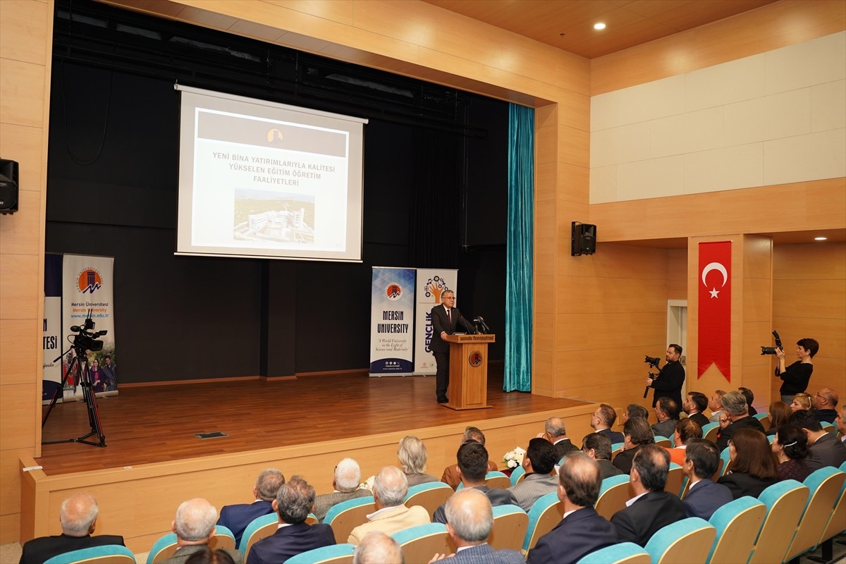 Mersin Üniversitesi (MEÜ) Rektörü Prof. Dr. Erol Yaşar, MEÜ Gençlik Akademisi'nde düzenlenen...