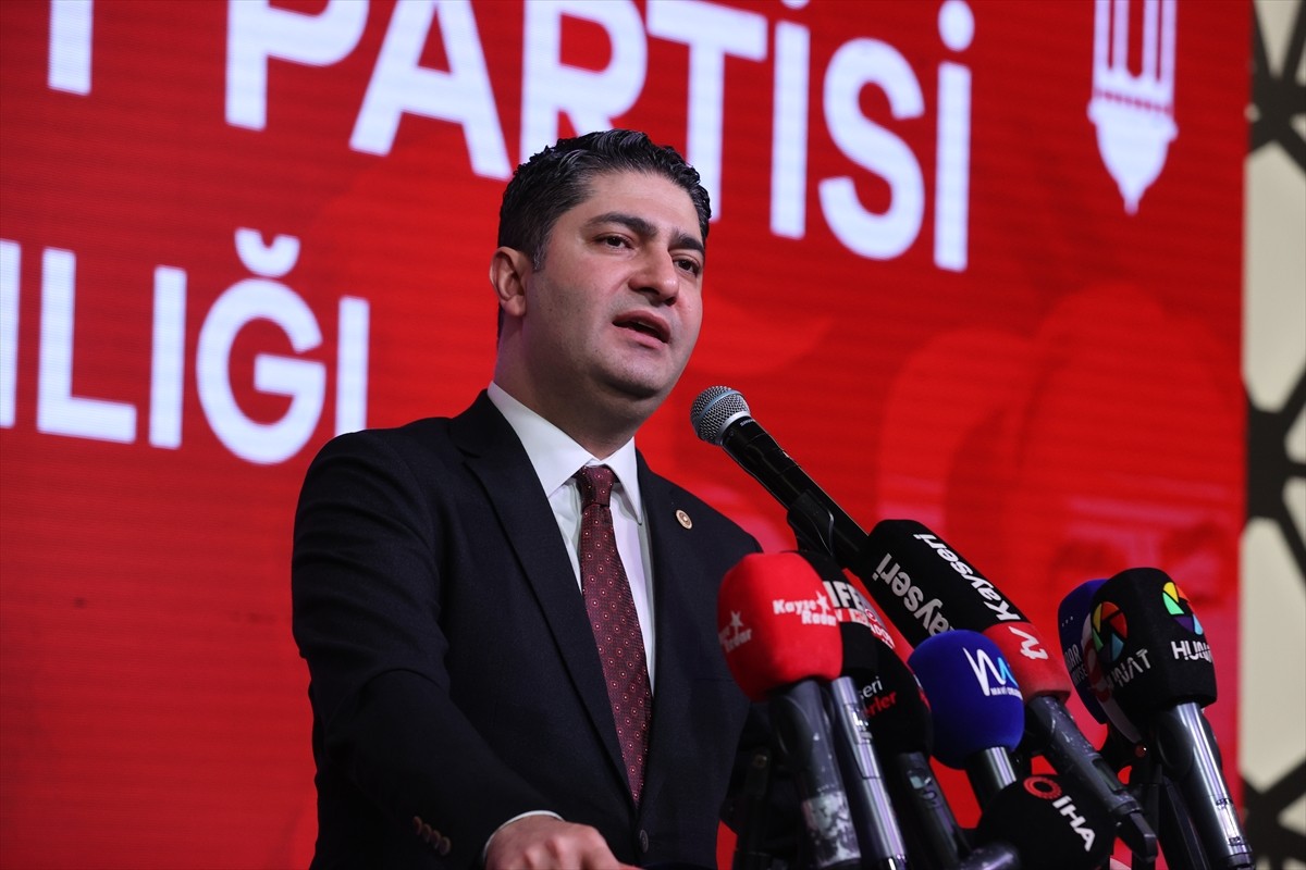 MHP Genel Başkan Yardımcısı İsmail Özdemir, çeşitli temaslarda bulunmak üzere geldiği Kayseri'de...