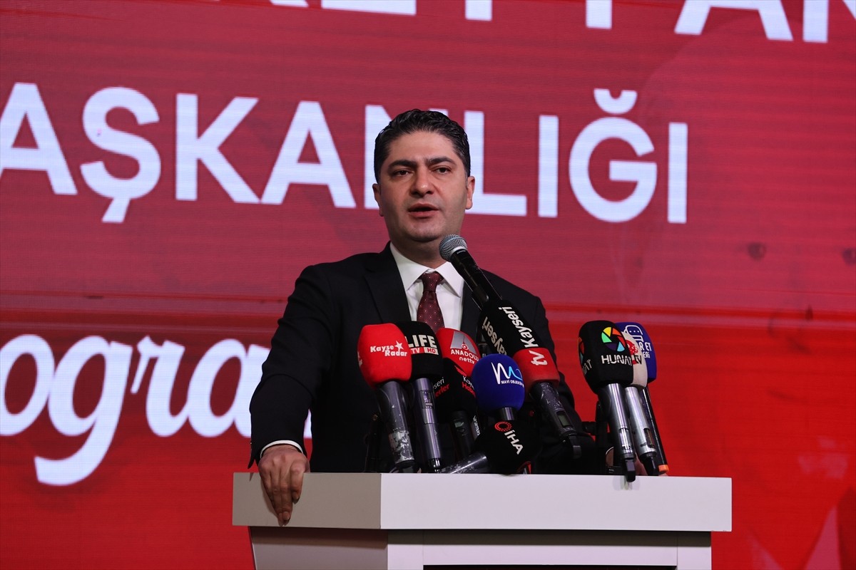 MHP Genel Başkan Yardımcısı İsmail Özdemir, çeşitli temaslarda bulunmak üzere geldiği Kayseri'de...