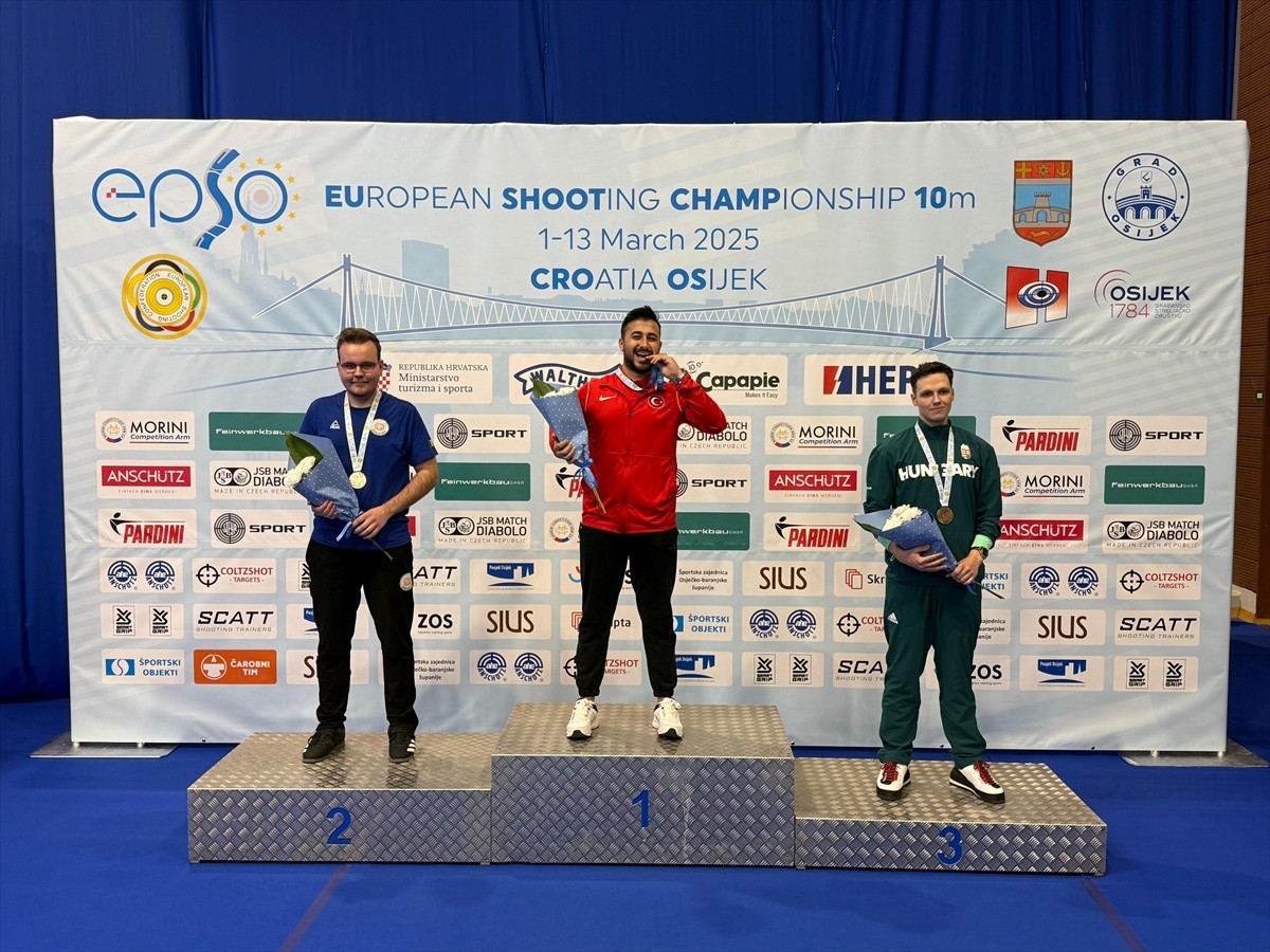 Milli atıcı Tunahan Tatoğlu, Hırvatistan'da düzenlenen Avrupa Gençler Havalı Silahlar...