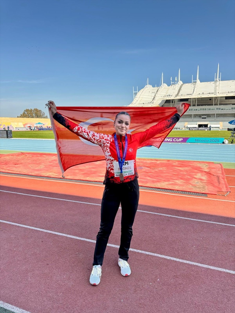 Milli atlet Rabiye Çiçek, Avrupa Atmalar Kupası'nda cirit atma branşında bronz madalyanın sahibi...