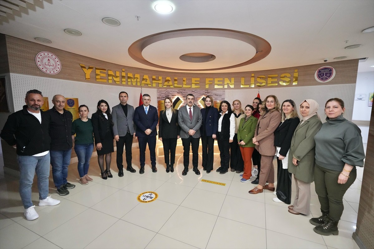 Milli Eğitim Bakanı Yusuf Tekin, Ankara'da Yenimahalle Fen Lisesi öğrenci ve öğretmenleri ile...
