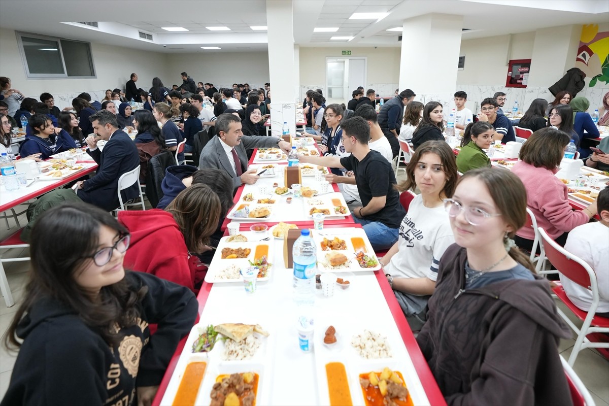 Milli Eğitim Bakanı Yusuf Tekin, Ankara'da Yenimahalle Fen Lisesi öğrenci ve öğretmenleri ile...
