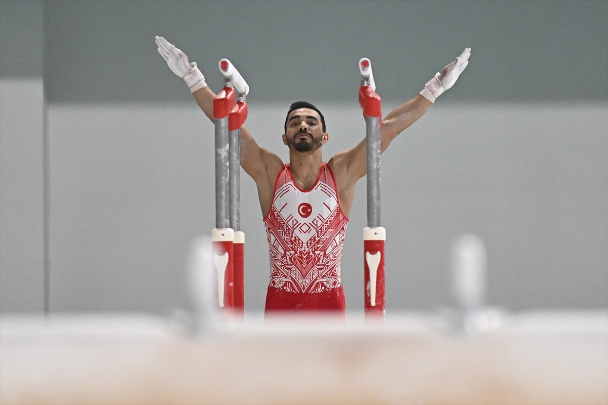 Milli sporcu Ferhat Arıcan, Artistik Cimnastik Dünya Kupası'nın Türkiye ayağında erkekler paralel...