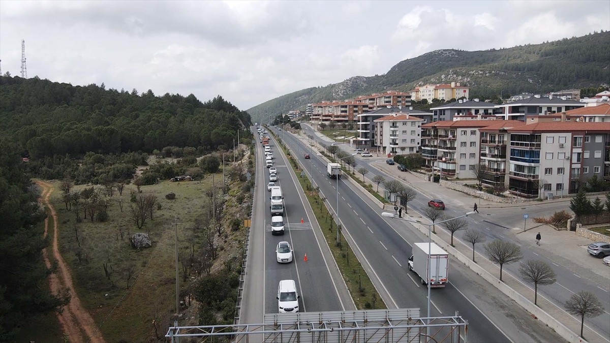 Muğla'da, Ramazan Bayramı dolayısıyla oluşan yoğunluğa karşı polis ekiplerince trafik ve yol...