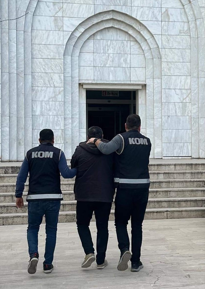 Muğla'nın Milas ilçesinde silah kaçakçılığı operasyonunda gözaltına alınan zanlı tutuklandı....