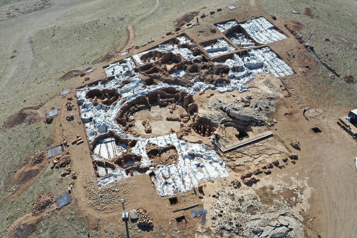 Neolitik dönemin önemli yerleşimlerinden biri olan Şanlıurfa'daki Karahantepe Ören Yeri'nde...